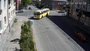 Водитель троллейбуса снес камеру видеонаблюдения в Петрозаводске