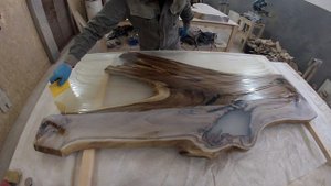 СТОЛ ИЗ МАССИВА ОРЕХА С ЭПОКСИДНОЙ СМОЛОЙ