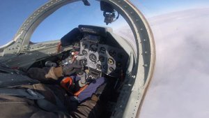 Полет Л 39 над облаками