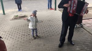 Ребёнок пляшет в Сквере гармонистов в Орле и не хочет уходить🙂