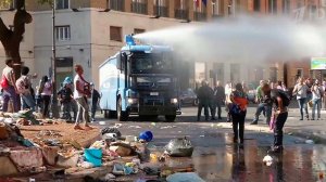 Центр Рима стал ареной для столкновений между африканскими беженцами и полицией