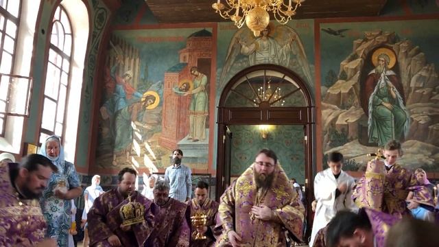 Митрополит Игнатий совершил Божественную литургию в Крестовоздвиженском храме г. Хвалынска смотреть онлайн