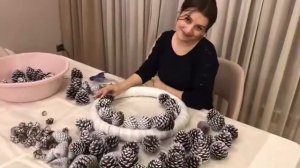 Новогодний венок из шишек