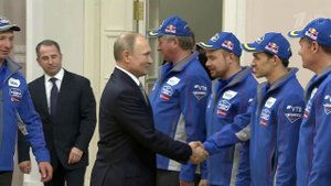 Владимир Путин встретился с участниками российской команды "КамАЗ-Мастер"