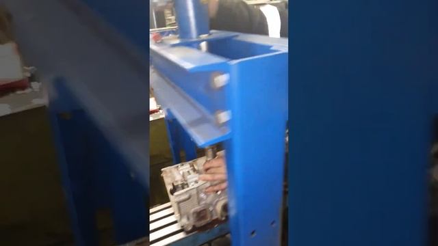 Рабочие будни нашего автотехцентра. очень много ГБЦ и БЦ в ремонте каждый день. смотреть онлайн