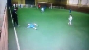 SHOCKING! Тренер бьет ногой ребенка прямо во время игры