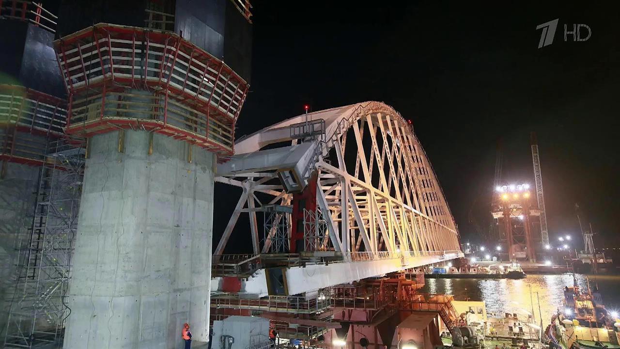Первые суда прошли под установленной аркой железнодорожного моста через Керченский пролив