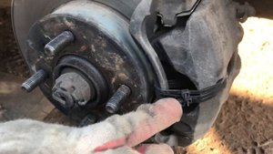 Как на Hyundai Accent исправить дребезжания суппортов обычными стяжками