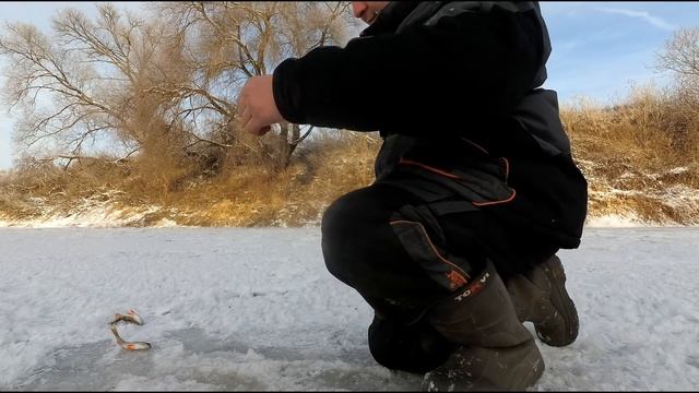 Зимняя рыбалка на Оке.Первый лёд.Эта мормышка ,опять меня выручила смотреть онлайн
