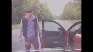 Обочечник с битой напал на машину