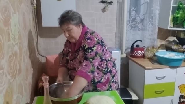 Лепёшки  из дрожжевого теста на сыворотке. Жду мужа с работы.