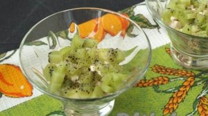 Салат с киви, курицей и яблоком