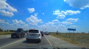 Держим обочину Пробка на трассе Евпатория Саки Летний сезон в Крыму 2021 Обочечники рулят