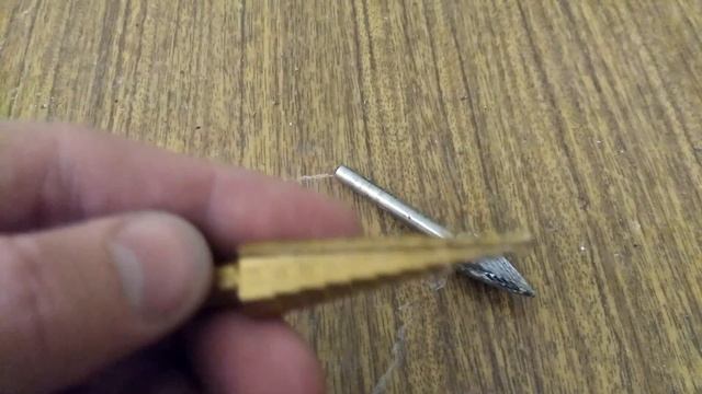 Ступенчатое сверло и Универсальная головка смотреть онлайн