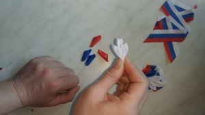 Мастер-класс по изготовлению броши из ленты триколор