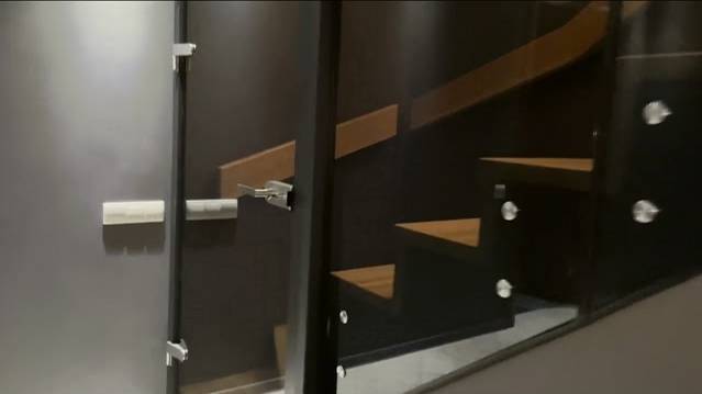 Стеклянные ограждения для тамбура и лестницы с креплением на больцах (точках) из закаленного полотна