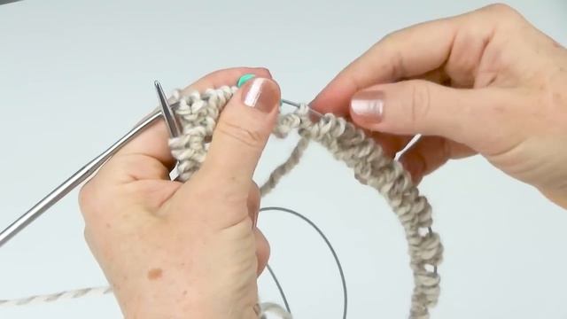 Шапка спицами из толстой пряжи Универсальная