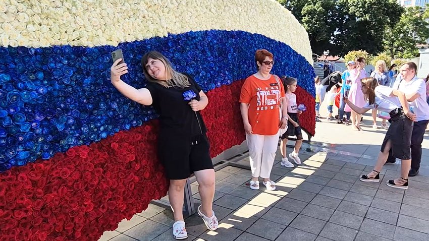 В Краснодаре из 20 тысяч роз трех цветов выложили флаг России