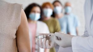 Врачи приглашают югорчан на вакцинацию: во время очередной волны коронавируса стоит обезопасить себя
