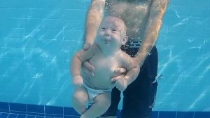 Маленькие дети плавают, ныряют в глубоком бассейне под водой Little kids, baby swimming in the poo