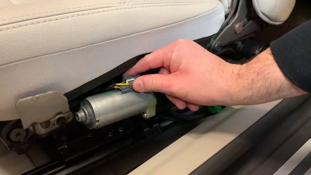 Fixing a Volvo C70 electric seat смотреть онлайн