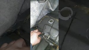 Меняем болт рычага пассат в3 когда в кузове сорван резьба.