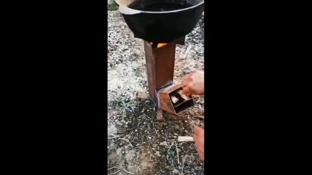 Печка ракета! Хорошая печка для приготовления еды и кипячения воды на охоте и рыбалке! смотреть онлайн