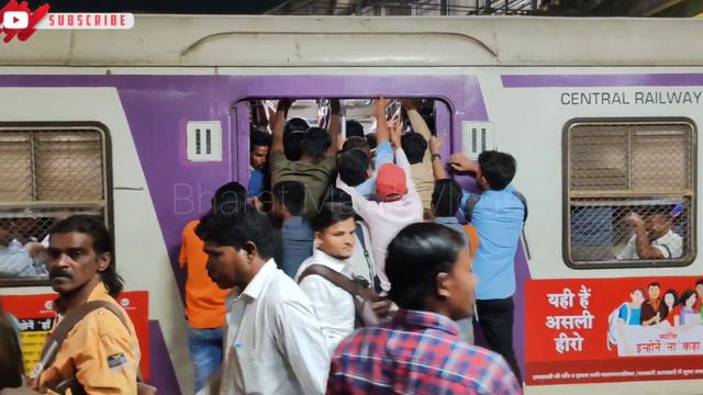 Mumbai local train kalyan station me itna rush hua ki Ladies coach me Gents ghus gaya ho gaya jhagd
