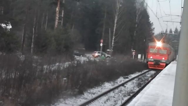 ЭТ2М-036 прибывает на платформу Ириновка смотреть онлайн