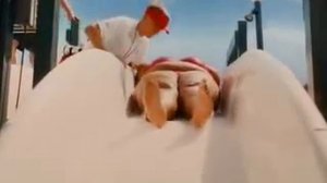 Толстая женщина скатывается по горки ;)