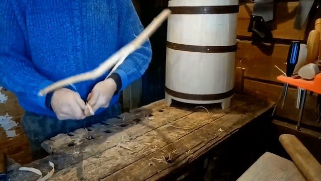 Живые ремесла Поветлужья. Изготовление кадки. Наколачиваем обручи. Часть1