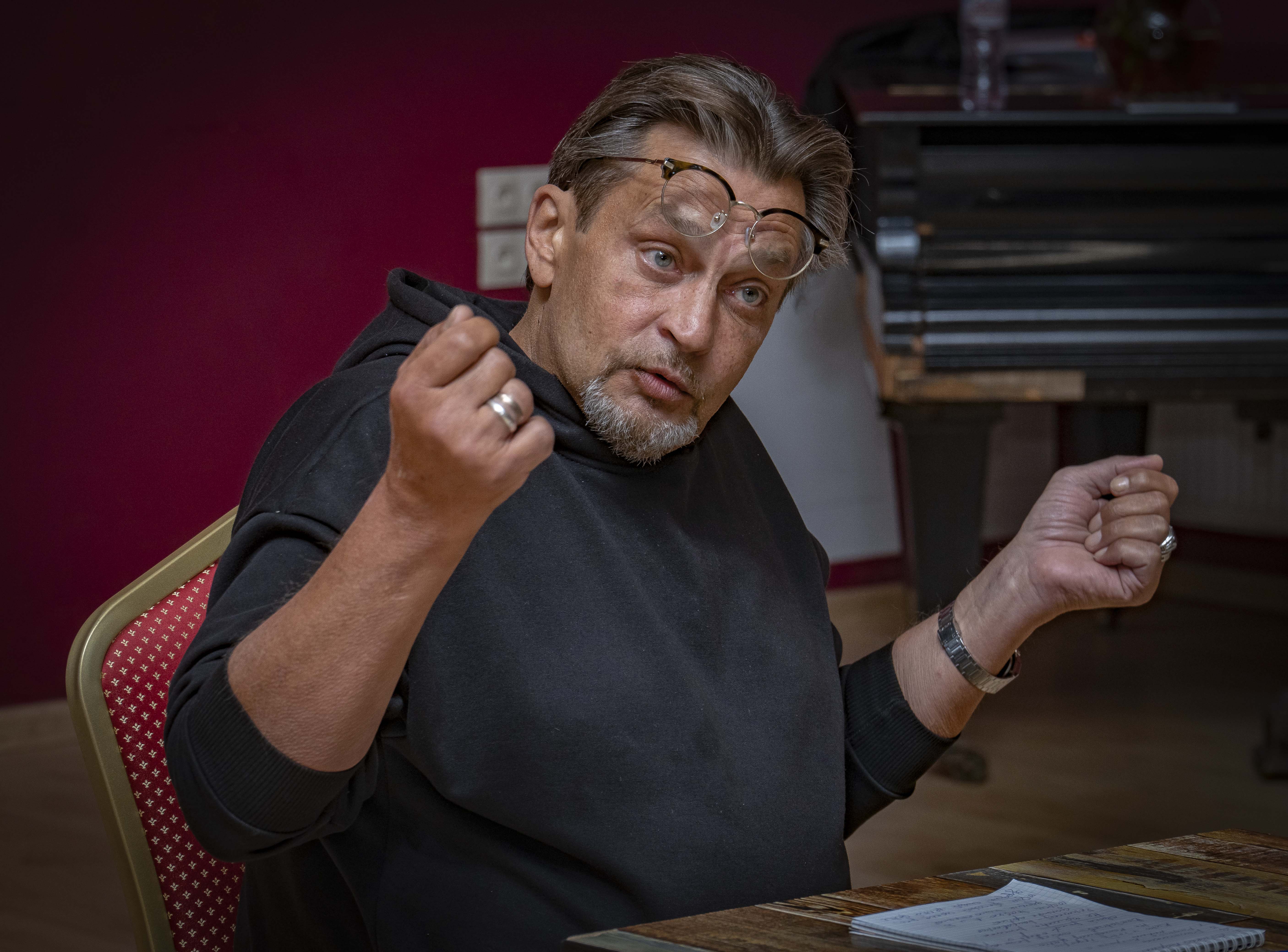 АЛЕКСАНДР ДОМОГАРОВ: ПОСТАРЕЛ, ЗАРАБОТАЛСЯ, ИСПОШЛИЛСЯ!..