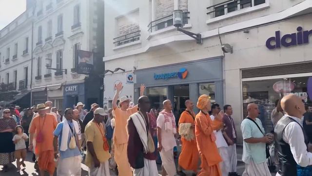 Харинама в г.Тур, Франция, ЕС Бхакти Викаша Свами 12.08.2023 / Harinama in Tours, France, 08/12/202