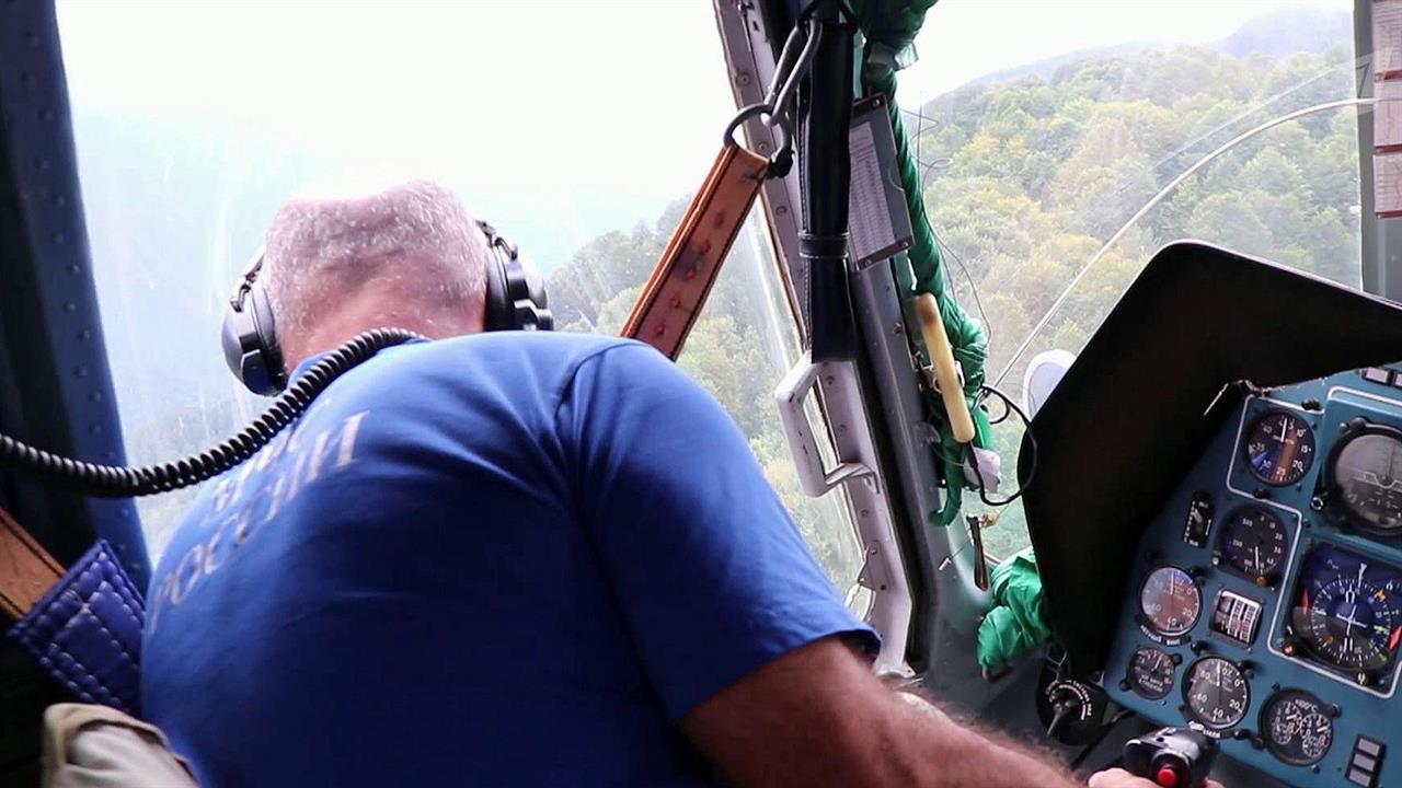 В Краснодарском крае спасатели несколько часов иск...ей, которые заблудились в лесу недалеко от Сочи