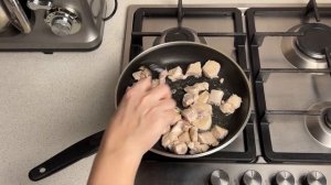КАК ПРИГОТОВИТЬ КУРИЦУ НА СКОВОРОДЕ С МОРКОВЬЮ И ЛУКОМ ТУШЕНУЮ? Сочное мясо птицы с овощами на ужин