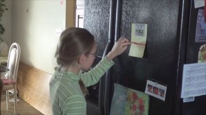 Видео для детей "Как подметать пол, делать порядок" семья Савченко