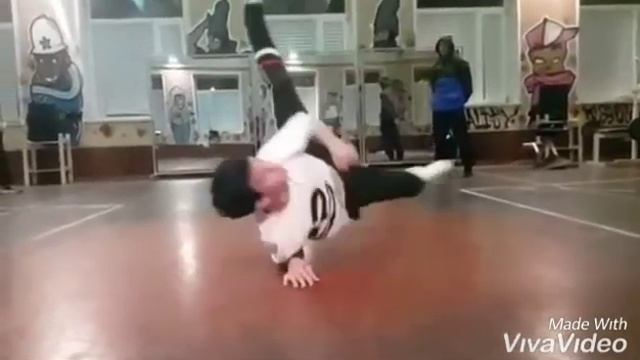 Bboy edinho (original) Vs bboy deboshir Russia (biter) смотреть онлайн
