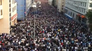 Тысячи мусульман молятся в Москве   Thousands of muslims pray in Moscow