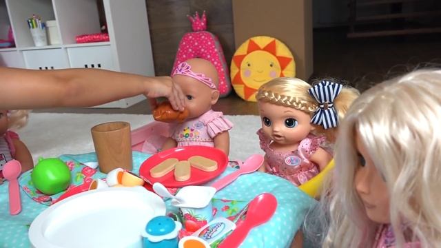 Алиса КАК МАМА кормит кукол ДОЧЕК ! Весело играть в кухню для детей !