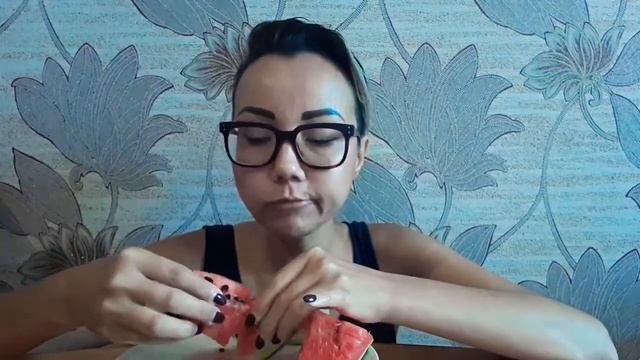 МУКБАНГ!Ем арбуз с косточками!??.Ответы на вопросы.Пескетарианство-что это?