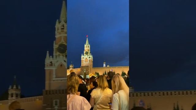 В Москве на красной площади толпа в ожидании фейерверка на деньроссии но увы