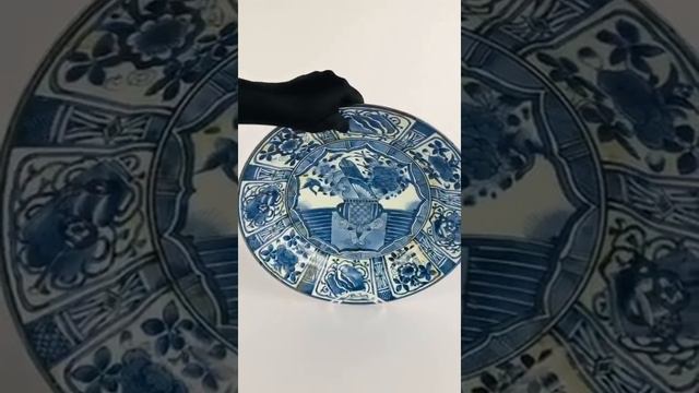 DINASTIA MING  REINADO WANLI - (1573-1620)  GRANDE MEDALHÃO EM PORCELANA CHINESA, DECORADO EM AZUL