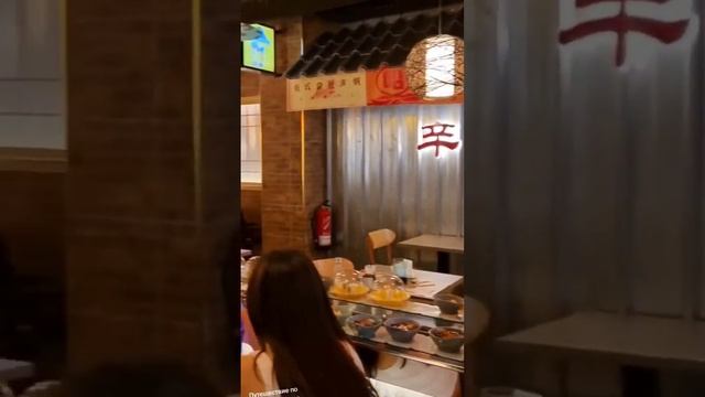 Обедаю в азиатской ресторане. смотреть онлайн