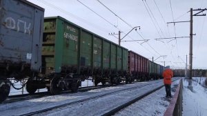 2ЭС6-1324 "Синара" с полувагонами следует по перегону Сандарово-Детково