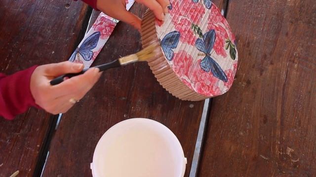 Не спешите выкидывать картонные коробки. Посмотрите, какую красоту я из них делаю.