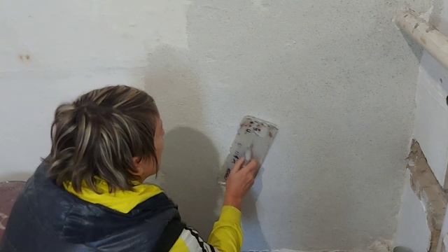 5.Купили дом год назад.  Мраморная штукатурка в ванной комнате.