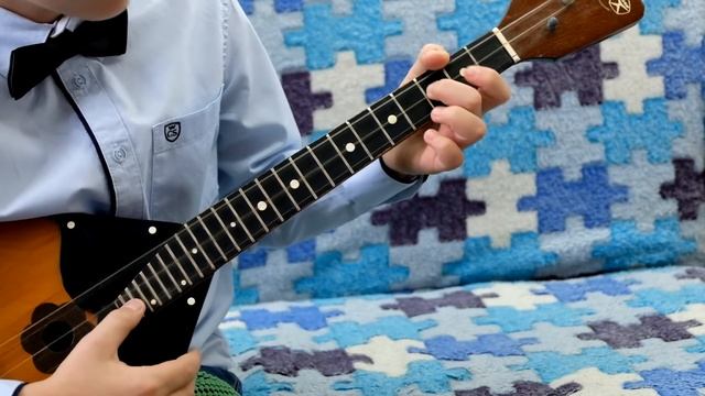 "Мишка с куклой танцует полечку", игра на балалайке