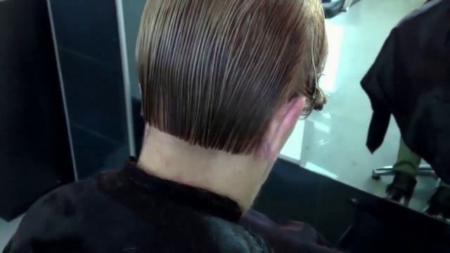 Короткая стрижка для женщин 2021| короткие прически пикси | Учебник по стрижке пикси | Амаль Хермуз смотреть онлайн