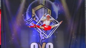 воздушные гимнасты на кубе