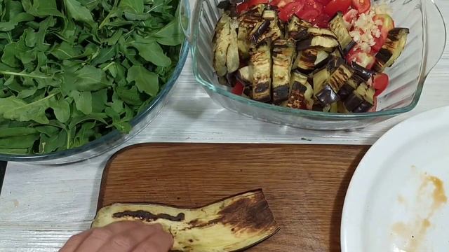Салат с БАКЛАЖАНАМИ, помидорами и рукколой.